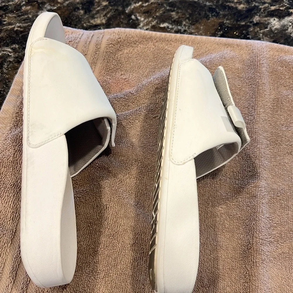Vionic Pool Slides - Picture 4 of 5